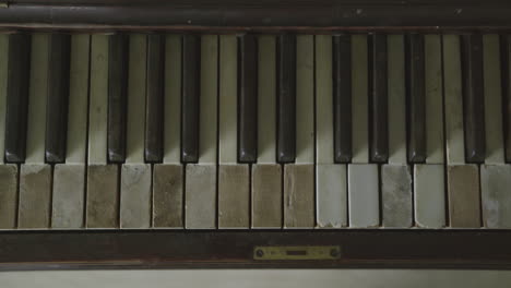 Teclas-De-Piano-Sucias,-Viejas-Y-Descoloridas