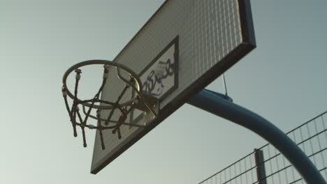 Un-Anillo-De-Baloncesto-En-El-Parque-Público-Al-Atardecer
