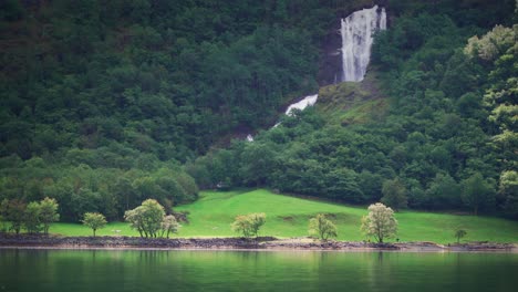 Una-De-Las-Hermosas-Cascadas-Del-Fiordo-Naeroy,-Noruega