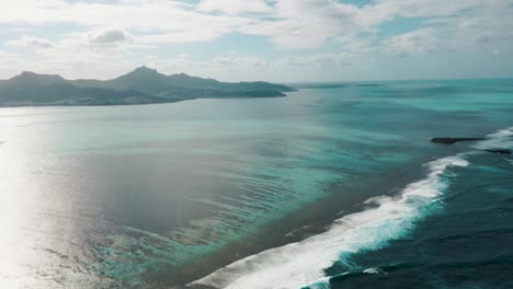 Olas-Rompiendo-En-El-Arrecife-Fuera-De-La-Isla-Tropical-Mauricio