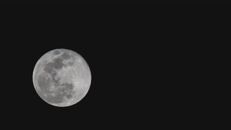 Der-Mond-Erleuchtet-Den-Nachthimmel