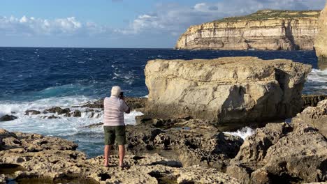 Ein-Nicht-Identifizierbarer-älterer-Mann-Fotografiert-Die-Küste-Von-Gozo,-Malta-–-Blue-Hole,-Dwejra
