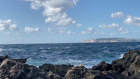 Olas-Del-Mar-Golpeando-La-Costa-Rocosa-De-Malta