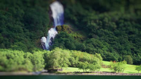 Einer-Der-Wasserfälle-Im-Naeroy-Fjord