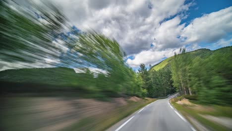 Conducir-Por-Una-Carretera-Estrecha-En-La-Campiña-Noruega