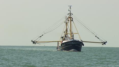Fischerboot-Schleppnetze-Auf-See-An-Einem-Ruhigen-Tag