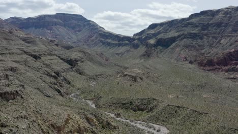 Valle-Desértico-Con-Hermosas-Montañas-De-Arizona---Paisaje-Natural,-Aéreo