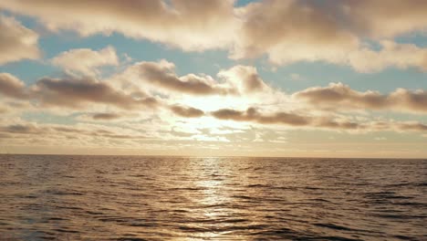 Epische-Luftaufnahme-Des-Goldenen-Sonnenuntergangs,-Sonnenaufgang-Auf-Meer-Mit-Starker-Reflexion