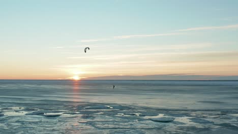 Hermosa-Toma-De-Drones-De-Kitesurf-Sobre-El-Mar-Congelado-Al-Atardecer