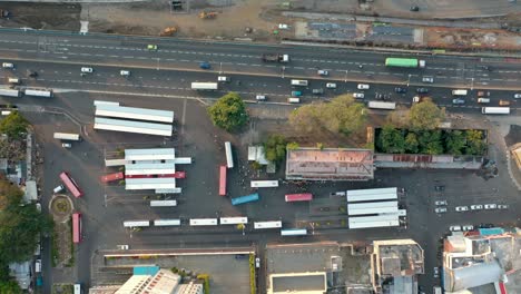 Starker-Verkehr-Auf-Der-Autobahn-In-Port-Louis,-Mauritius