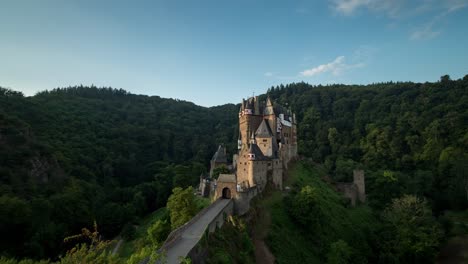 Sonnenaufgang-über-Dem-Schönen-Schloss-Eltz,-Deutschland-Durch-Grüne-Berge---Zeitraffer