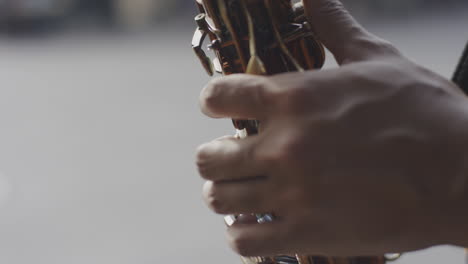 Mann-Spielt-Saxophon-Auf-Der-Straße