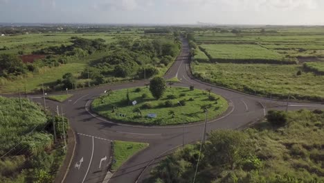 Großer-Leerer-Kreisverkehr-Ohne-Verkehr-Wegen-Covid-19-sperrung-In-Mauritius