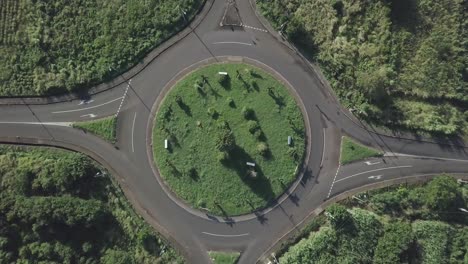 Leerer-Kreisverkehr-Von-Oben-Nach-Unten-Luftbild