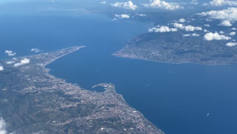 Vista-De-La-Ventana-Del-Avión,-Sicilia-Separada-De-Italia-Por-El-Estrecho-De-Messina