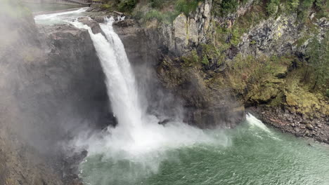 Agua-Cayendo-Sobre-Las-Cataratas-Snoqualmie-En-El-Estado-De-Washington,-Con-Niebla-A-Su-Alrededor