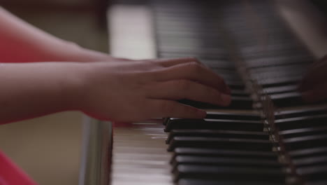 A-young-girl-plays-the-piano