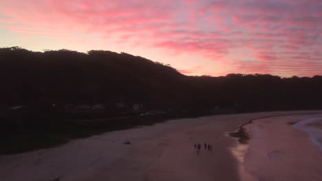 Spektakulärer-Sonnenuntergang-über-Strand-Nummer-Eins-In-Seal-Rocks,-Australien,-Luftwagen