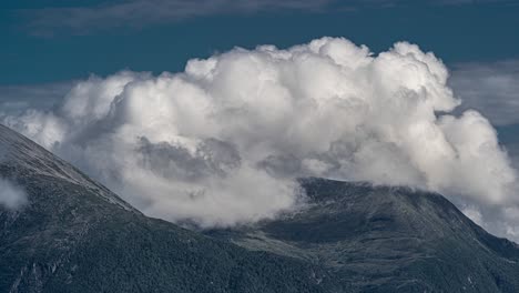 Weiße-Flauschige-Wolken,-Die-über-Die-Berge-Fließen
