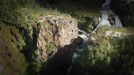 Ein-Tilt-Shift-Video-Der-Neuen-Aussichtsplattform-Am-Berühmten-Voringfoseen-Wasserfall