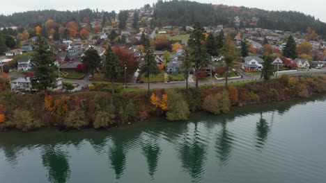 Panoramablick-Aus-Der-Luft-Auf-Eine-Kleine-Küstenstadt-Am-See-In-Washington,-USA