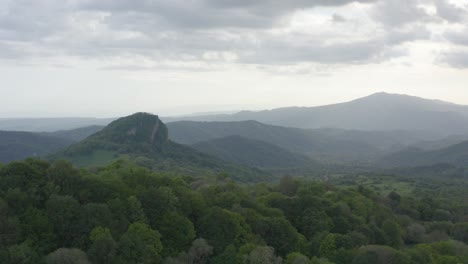Fliegen-Sie-über-Die-Luftaufnahme-Der-Berge-In-Der-Region-Kachetien-In-Georgien