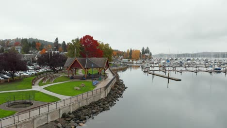 Green-public-park-by-the-marina-near-a-coastal-town-in-Washington,-USA