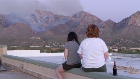 Zwei-Junge,-Nicht-Wiederzuerkennende-Frauen,-Die-Catalina-Mountain-Fire-Betrachten