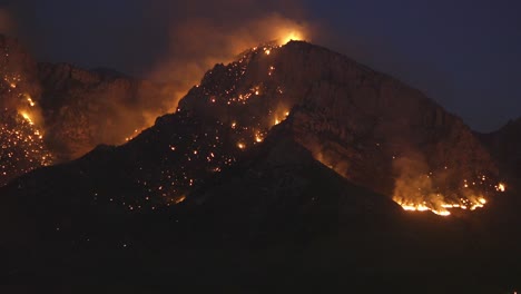 Colinas-Montañosas-En-Llamas-E-Incendios-Forestales-Descontrolados-Por-La-Noche
