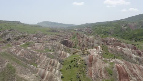 Vista-Aérea-Sobre-El-Colorido-Paisaje-De-Montañas-De-Roca-De-Piedra-Mineral
