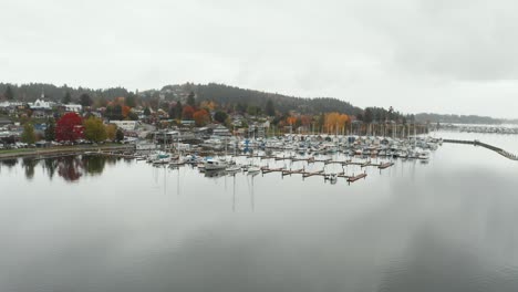 Boats-in-the-marina-of-a-coastal-town-in-Washington,-USA-on-a-cloudy-day
