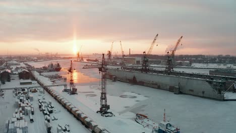 Atemberaubende-Luftaufnahme-Des-Industriehafens-Im-Winter,-Bedeckt-Mit-Show