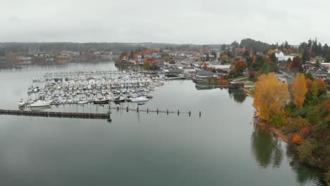 Aerial-Dolly-Im-Hinblick-Auf-Eine-Große-Küstenstadt-Mit-Booten-Im-Jachthafen-In-Washington,-USA