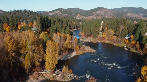 Luftaufnahme-Des-Schnellen-Blauen-Flusses,-Umgeben-Von-Wald-In-Washington,-Usa