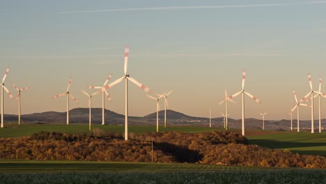 Windturbinen-Am-Windkraftwerk-Während-Des-Sonnenuntergangs-In-Dungenheim,-Eifel,-Deutschland