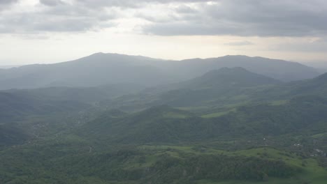 Volar-Sobre-La-Vista-Aérea-De-Las-Montañas-En-La-Región-De-Kakheti-En-Georgia