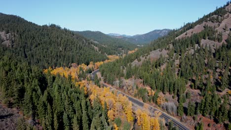 Lkw-Fahren-Auf-Einer-Wilden-Kurvenreichen-Bergstraße-Durch-Den-Herbstwald-In-Washington,-Usa