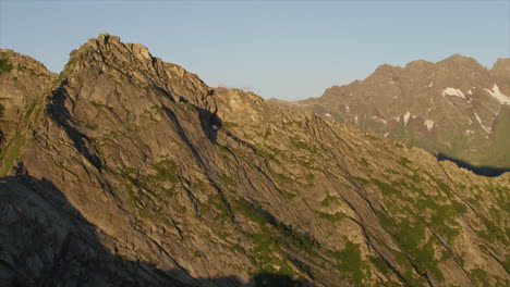 Offenbaren-Der-Bergkette-Bei-Sonnenaufgang-Schatten-Und-Licht
