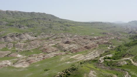 Vista-Aérea-Sobre-El-Colorido-Paisaje-De-Montañas-De-Formación-Rocosa-De-Piedra-Mineral
