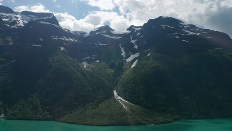 Eisbedeckte-Berge-Erheben-Sich-über-Dem-Hell-Türkisfarbenen-Wasser-Des-Lovatnet-Sees
