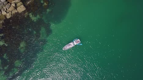 Botes-Y-Kayaks-En-Aguas-Turquesas-Anclados-En-La-Costa-De-Manly,-Vista-Superior-De-Australia