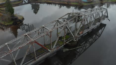 Alte,-Verlassene-Drehbrücke-Aus-Metall-In-Der-Mitte-Des-Sees-In-Washington,-USA