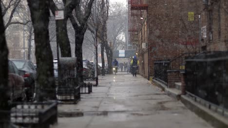Fußgänger-Auf-Der-Nassen-Brooklyn-Street-An-Einem-Kalten,-Verschneiten-Tag---Zeitlupe,-Lange,-Mittlere-Aufnahme