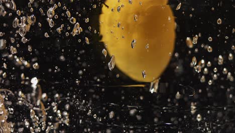 Zitrone-Bewegt-Sich-Sehr-Langsam-In-Flüssigkeit