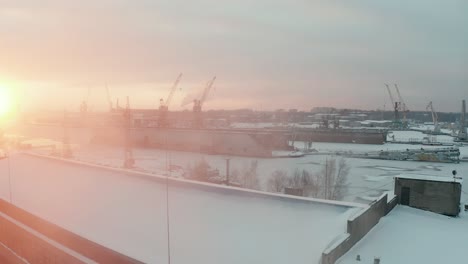 Überfliegen-Sie-Die-Luftaufnahme-Des-Industriehafens-Im-Winter,-Bedeckt-Mit-Show