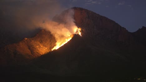 Wildfire-En-Las-Colinas-Por-Encima-De-La-Zona-Urbana-De-Tucson,-Arizona,-EE.UU.