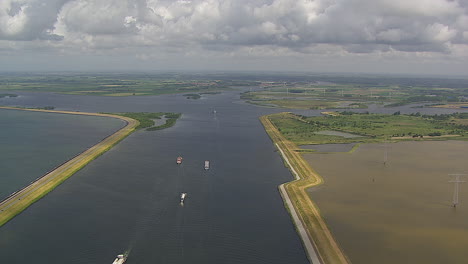 Sanfter-Sommerflug-über-Holländische-Wasserlandschaften-Entlang-Des-Kanals-In-Zeeland-Mit-Schönen-Wolken
