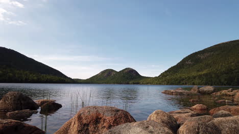 Malerischer-Jordan-teich-Mit-Seinem-Felsigen-Ufer,-Acadia-nationalpark,-Maine,-Usa,-Statische-Niedrigwinkelaufnahme-Am-Späten-Nachmittag
