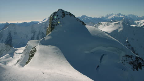 Rodeando-Una-Alta-Montaña-Alpina-Cubierta-De-Nieve-Blanca