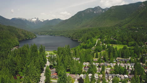 Vista-Espectacular-Del-Lago-Y-La-Montaña-En-El-Pintoresco-Norte-De-Vancouver,-Columbia-Británica,-Canadá